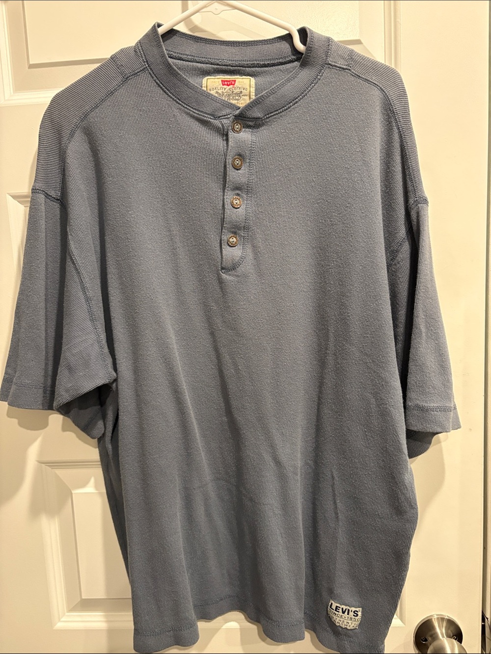 Vintage 1996 Levi's Men's Light Blue Henley Short Sleeve Shirt 100% cotton